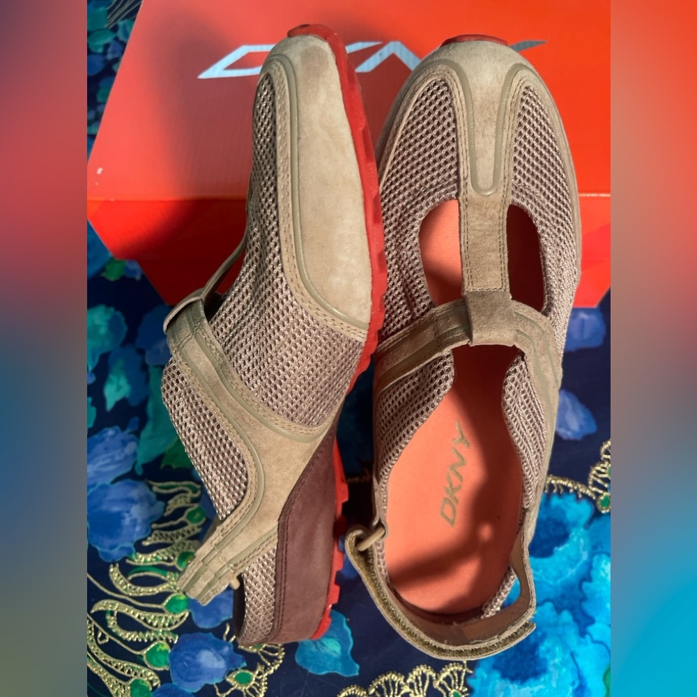 DKNY Cedar Hill Khaki shoe size 6.5